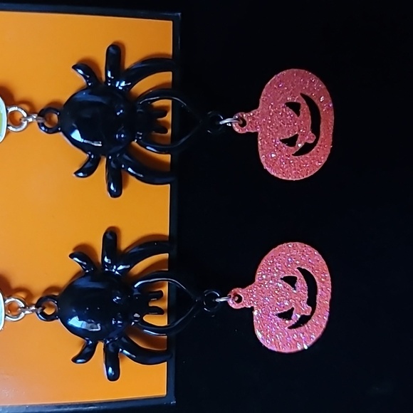 New! HALLOWEEN Candy Corn Spider Jack O Lantern Linear Hook Earrings. - Picture 5 of 6